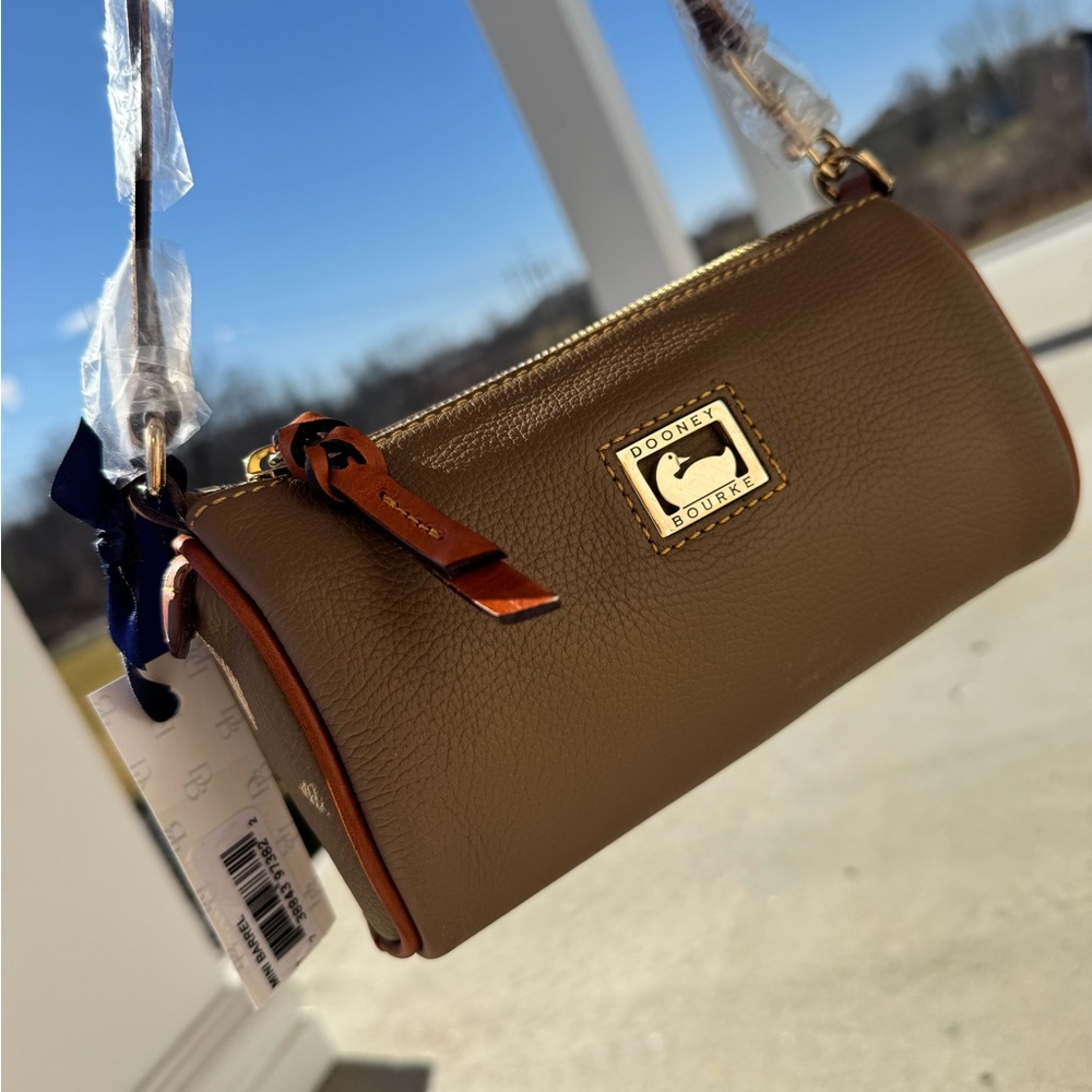 Dooney & Bourke NWT Pebbled Leather Crossbody Bag Brown Small Zip Purse